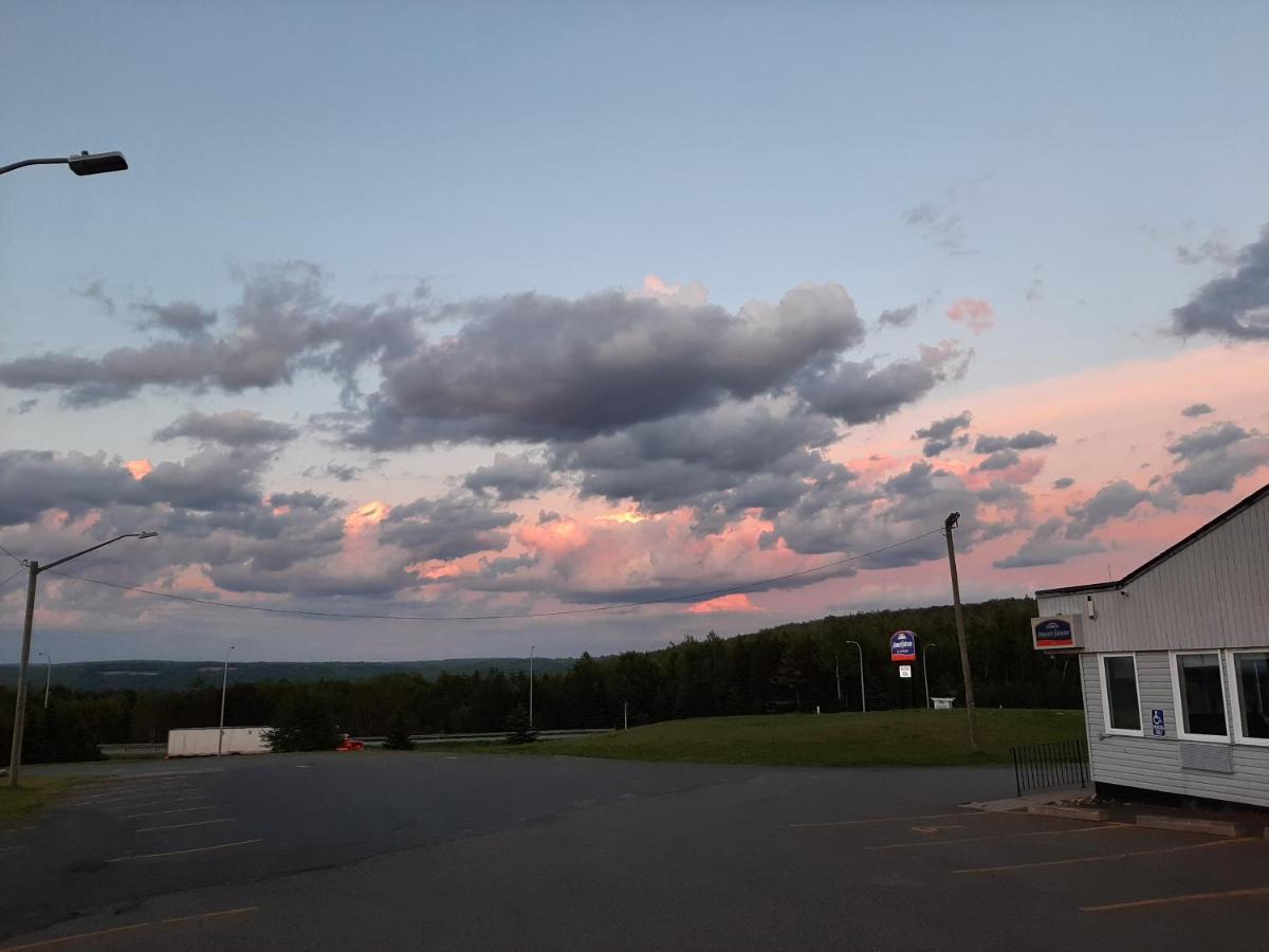 Howard Johnson By Wyndham Woodstock Nb Exterior foto